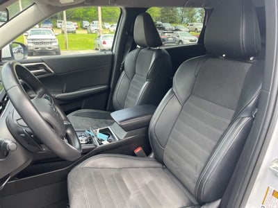 2024 Mitsubishi Outlander Base