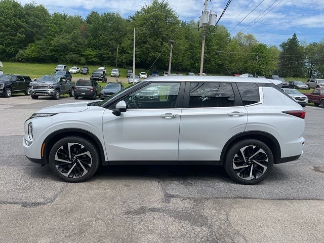 2024 Mitsubishi Outlander Base
