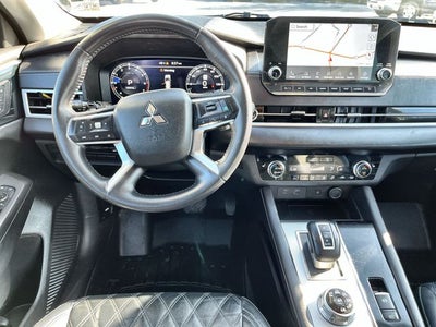 2023 Mitsubishi Outlander Base
