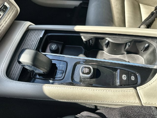 2023 Volvo XC90 B5 Plus