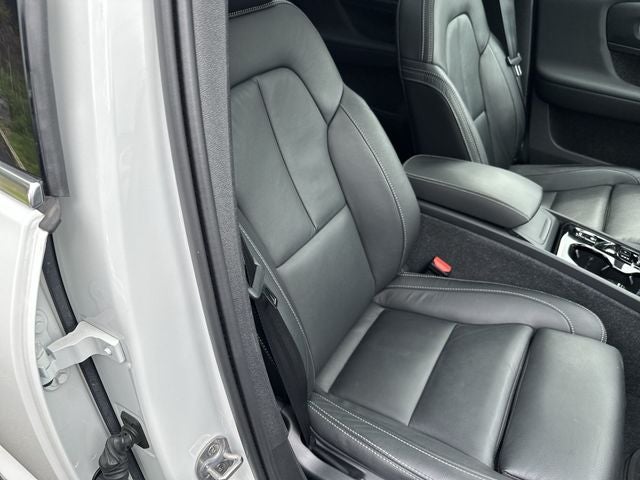 2024 Volvo XC40 B5 Plus Bright Theme