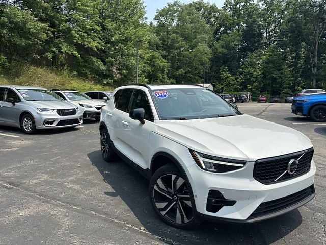 2024 Volvo XC40 B5 Plus Dark Theme