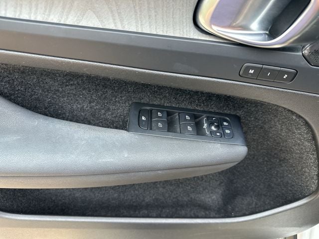 2024 Volvo XC40 B5 Plus Dark Theme