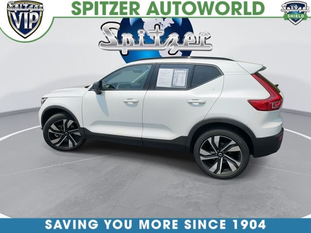 2024 Volvo XC40 B5 Plus Dark Theme