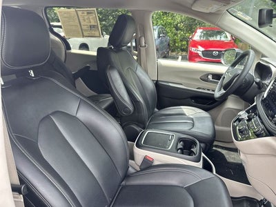 2024 Chrysler Pacifica Hybrid Select