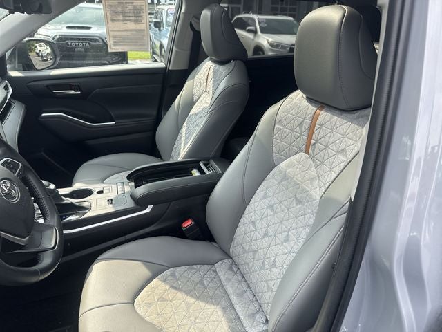 2022 Toyota Highlander Hybrid Bronze Edition