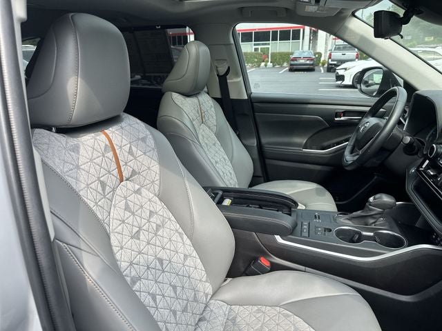 2022 Toyota Highlander Hybrid Bronze Edition