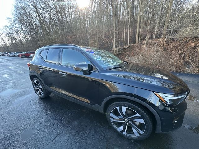 2025 Volvo XC40 B5 Plus Dark Theme