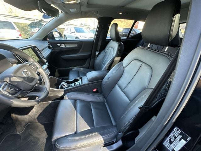 2025 Volvo XC40 B5 Plus Dark Theme