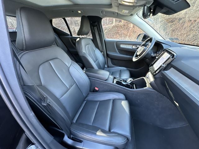 2025 Volvo XC40 B5 Plus Dark Theme