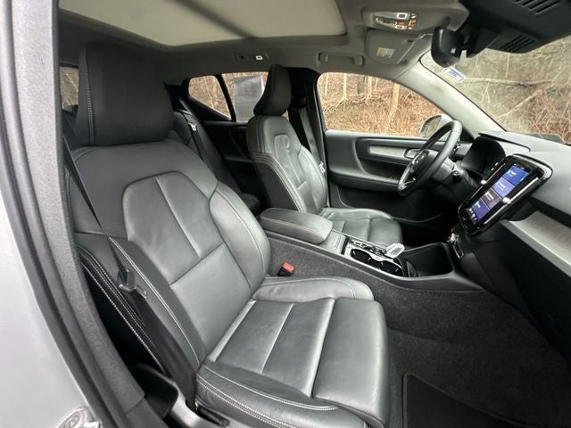 2025 Volvo XC40 B5 Plus Bright Theme