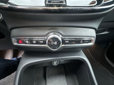 2025 Volvo XC40 B5 Core