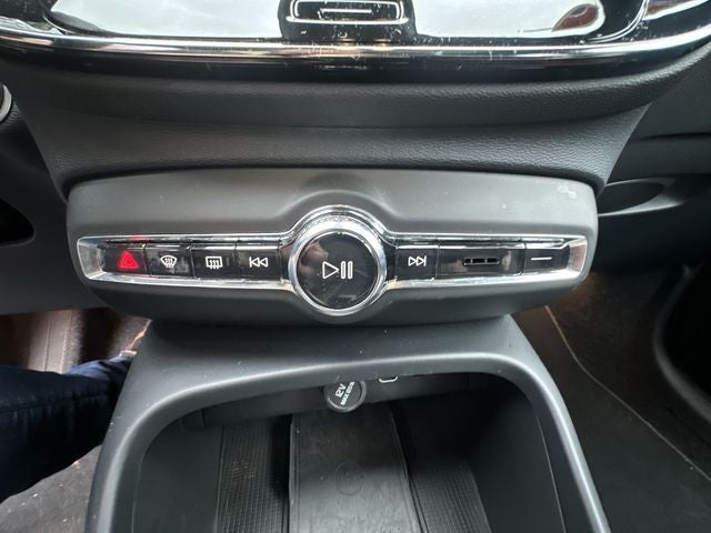 2025 Volvo XC40 B5 Core