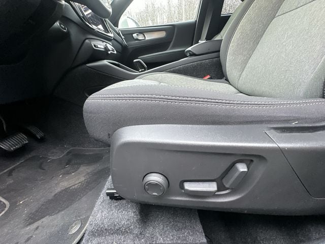 2025 Volvo XC40 B5 Core