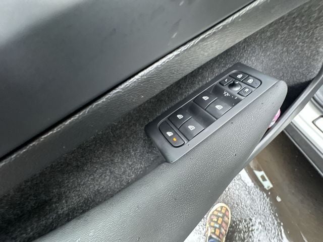 2025 Volvo XC40 B5 Core