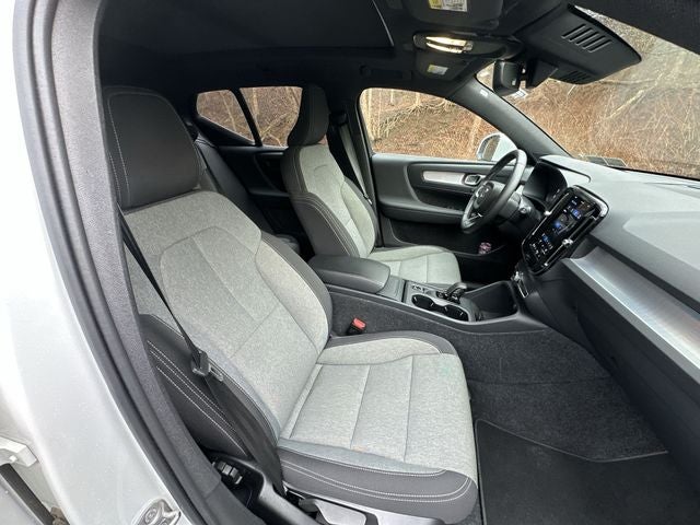 2025 Volvo XC40 B5 Core