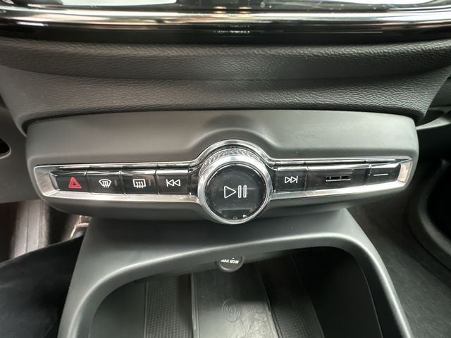 2023 Volvo XC40 B5 Plus Bright Theme