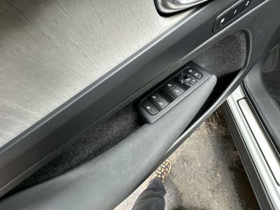 2023 Volvo XC40 B5 Plus Bright Theme