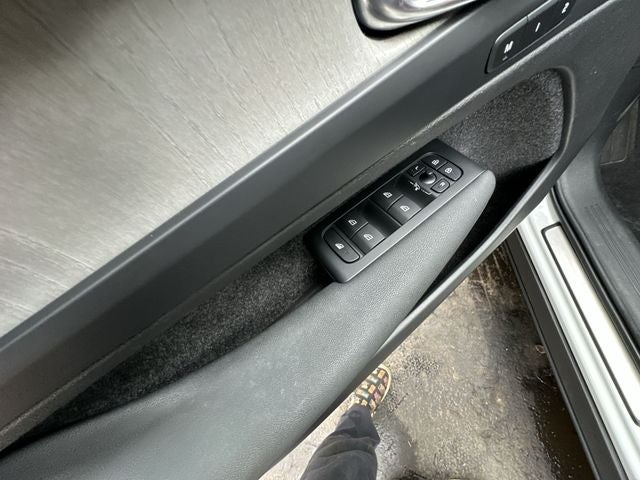 2023 Volvo XC40 B5 Plus Bright Theme