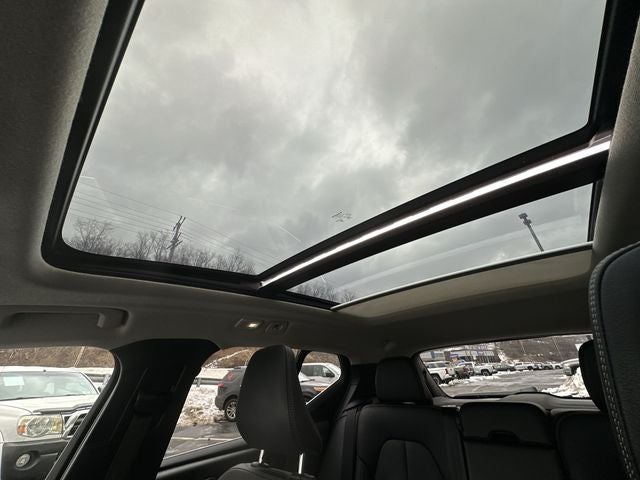 2023 Volvo XC40 B5 Plus Bright Theme