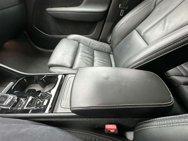 2023 Volvo XC40 B5 Plus Bright Theme