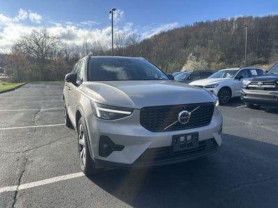 2023 Volvo XC40 B5 Plus Dark Theme
