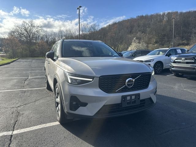 2023 Volvo XC40 B5 Plus Dark Theme