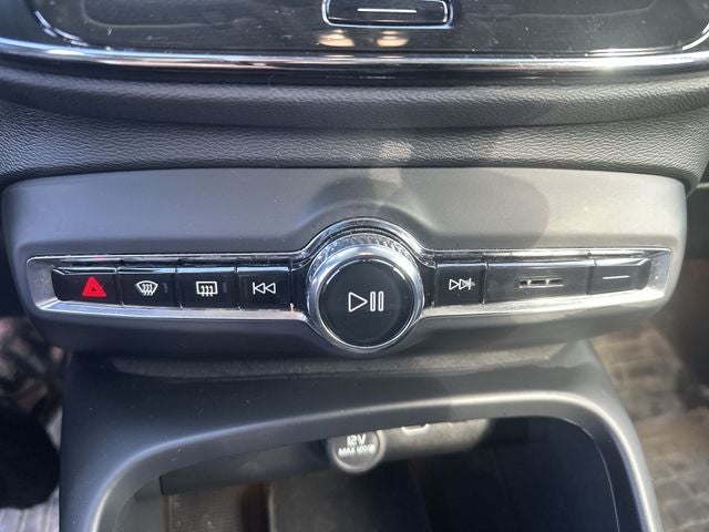 2023 Volvo XC40 B5 Plus Dark Theme