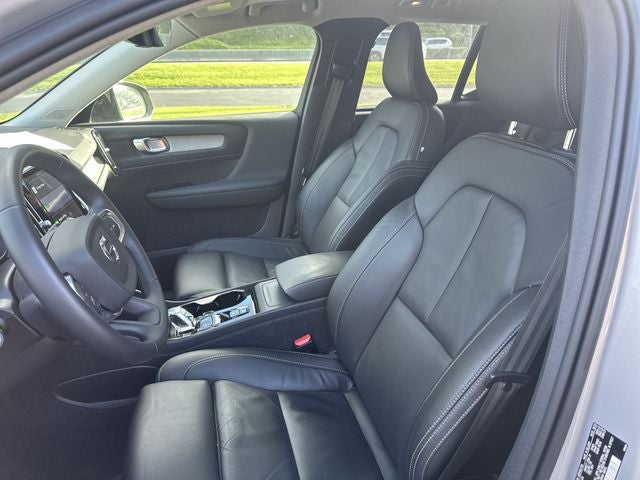 2023 Volvo XC40 B5 Plus Dark Theme