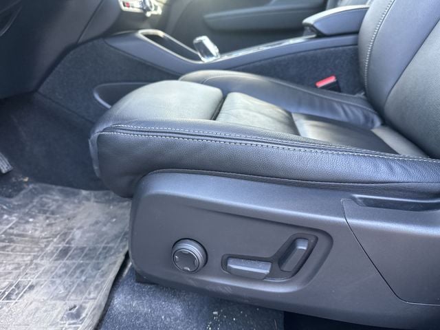 2023 Volvo XC40 B5 Plus Dark Theme