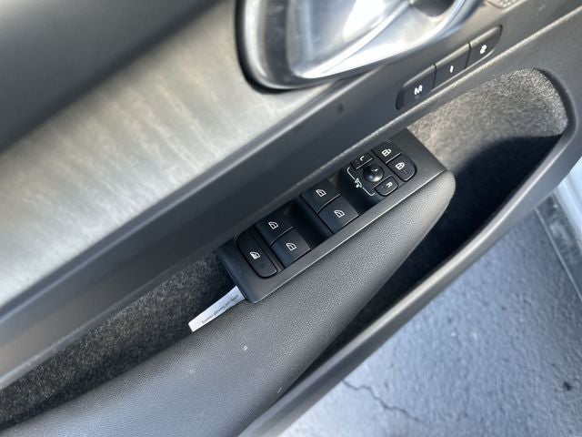 2023 Volvo XC40 B5 Plus Dark Theme