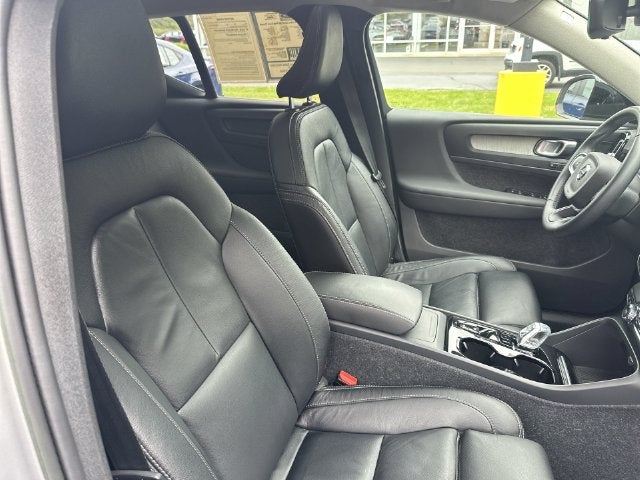 2023 Volvo XC40 B5 Plus Dark Theme