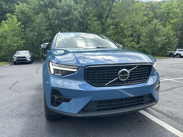 2023 Volvo XC40 B5 Plus Dark Theme
