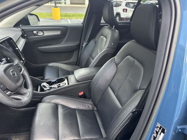 2023 Volvo XC40 B5 Plus Dark Theme