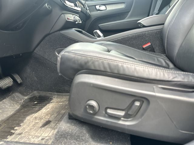 2023 Volvo XC40 B5 Plus Dark Theme