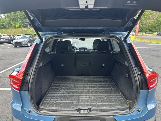 2023 Volvo XC40 B5 Plus Dark Theme