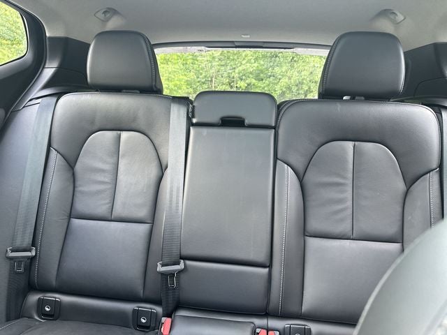 2023 Volvo XC40 B5 Plus Dark Theme