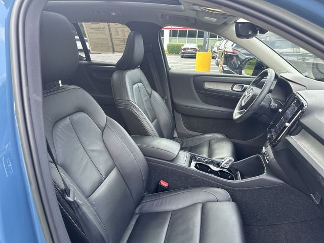 2023 Volvo XC40 B5 Plus Dark Theme
