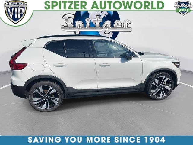 2023 Volvo XC40 B5 Plus Dark Theme