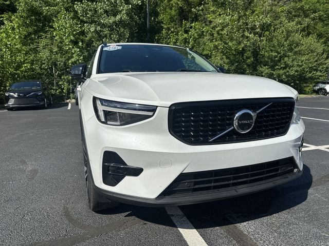 2023 Volvo XC40 B5 Plus Dark Theme