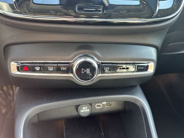 2023 Volvo XC40 B5 Plus Dark Theme