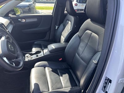 2023 Volvo XC40 B5 Plus Dark Theme