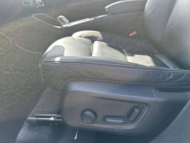 2023 Volvo XC40 B5 Plus Dark Theme