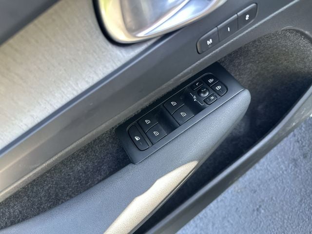 2023 Volvo XC40 B5 Plus Dark Theme