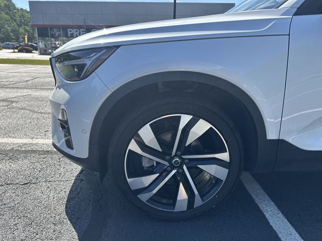 2023 Volvo XC40 B5 Plus Dark Theme