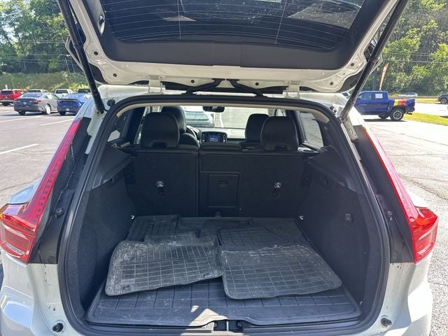 2023 Volvo XC40 B5 Plus Dark Theme