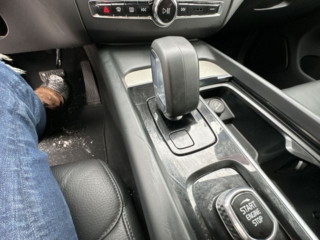 2025 Volvo XC60 B5 Plus