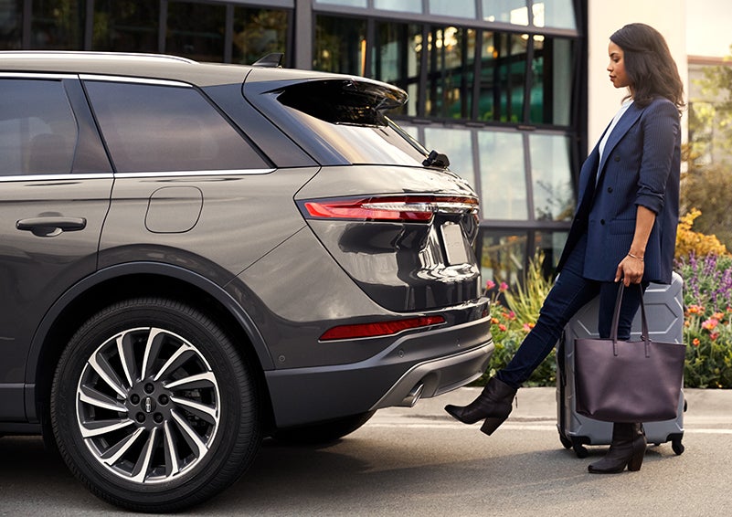 A woman with her hands full uses her foot to activate the available hands-free liftgate. | Spitzer Lincoln DuBois in Du Bois PA