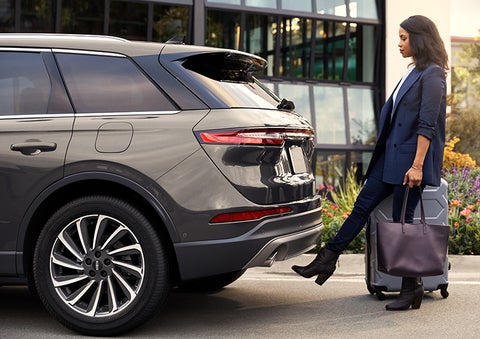 A woman with her hands full uses her foot to activate the available hands-free liftgate. | Spitzer Lincoln DuBois in Du Bois PA