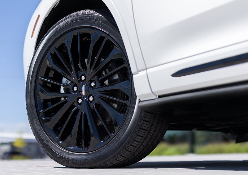 The stylish blacked-out 20-inch wheels from the available Jet Appearance Package are shown. | Spitzer Lincoln DuBois in Du Bois PA